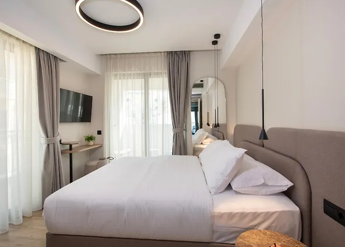 Edgewater Aparthotel 4*