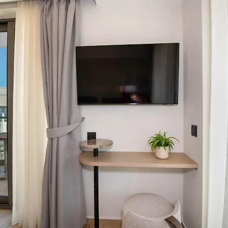 Edgewater Aparthotel 4*