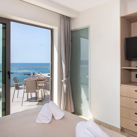 Edgewater Aparthotel 4*