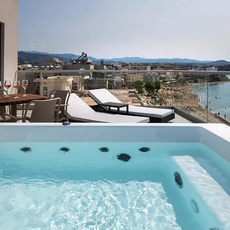 Edgewater Aparthotel 4*